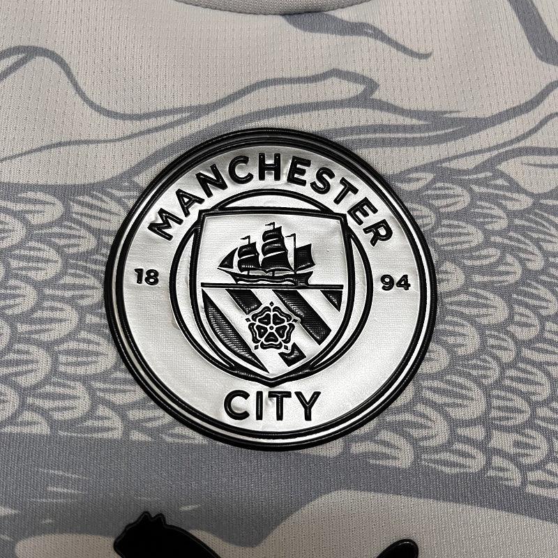 Camisa Manchester City I 24/25 Puma - Ano do Dragão - Loja da Seven Oficial