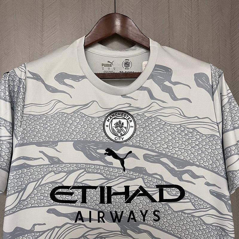 Camisa Manchester City I 24/25 Puma - Ano do Dragão - Loja da Seven Oficial