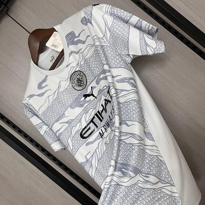 Camisa Manchester City I 24/25 Puma - Ano do Dragão - Loja da Seven Oficial