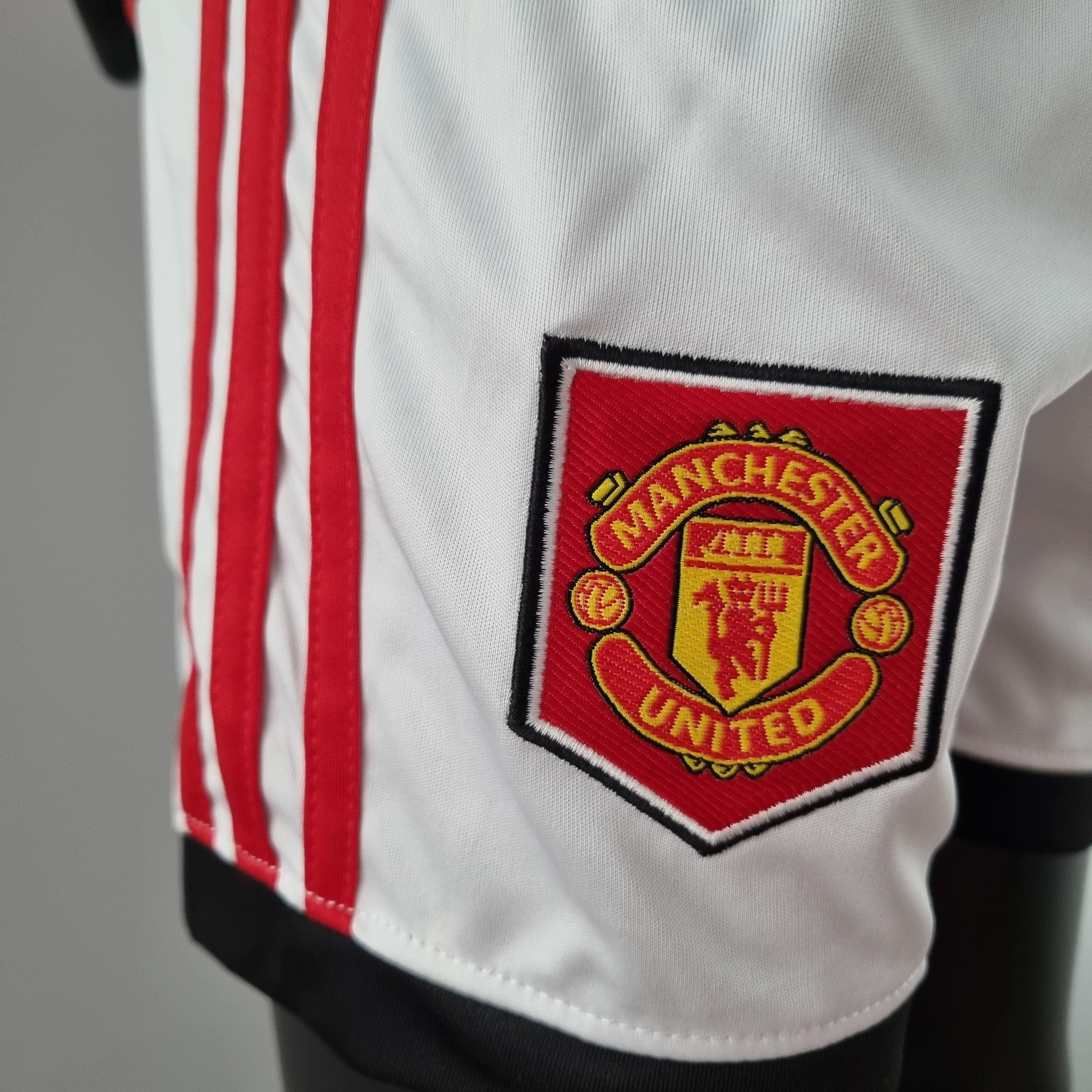 Kit Infantil Manchester United 22/23 Adidas - Vermelho - Loja da Seven Oficial