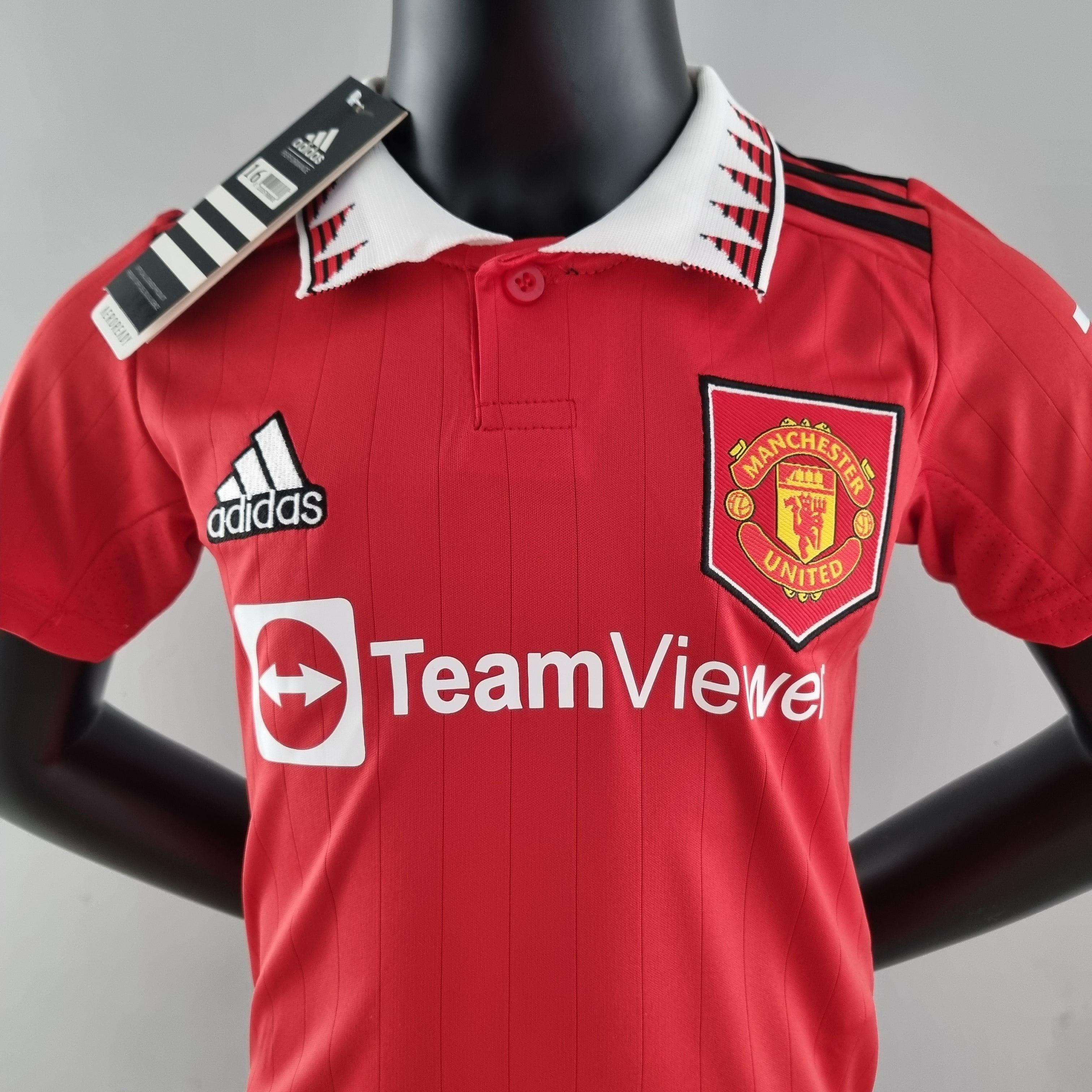 Kit Infantil Manchester United 22/23 Adidas - Vermelho - Loja da Seven Oficial