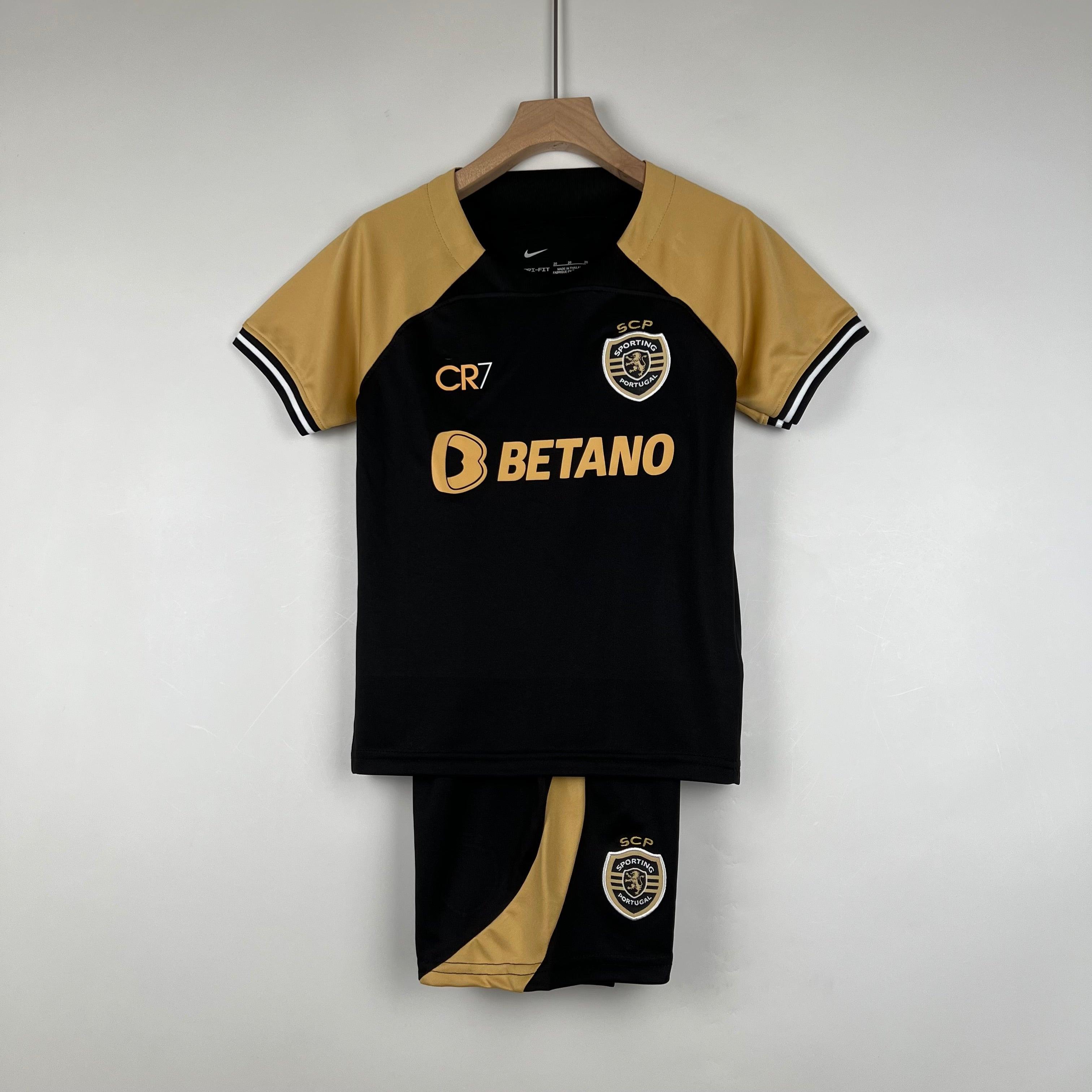 Kit Infantil Sporting III 23/24 CR7 - Preto e Dourado - Loja da Seven Oficial